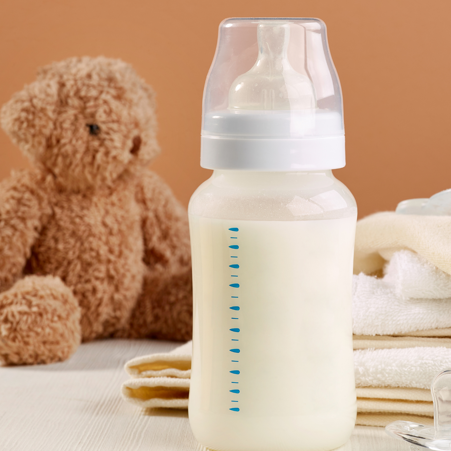 Schnell Babymilch auf richtige Temperatur erhitzt
