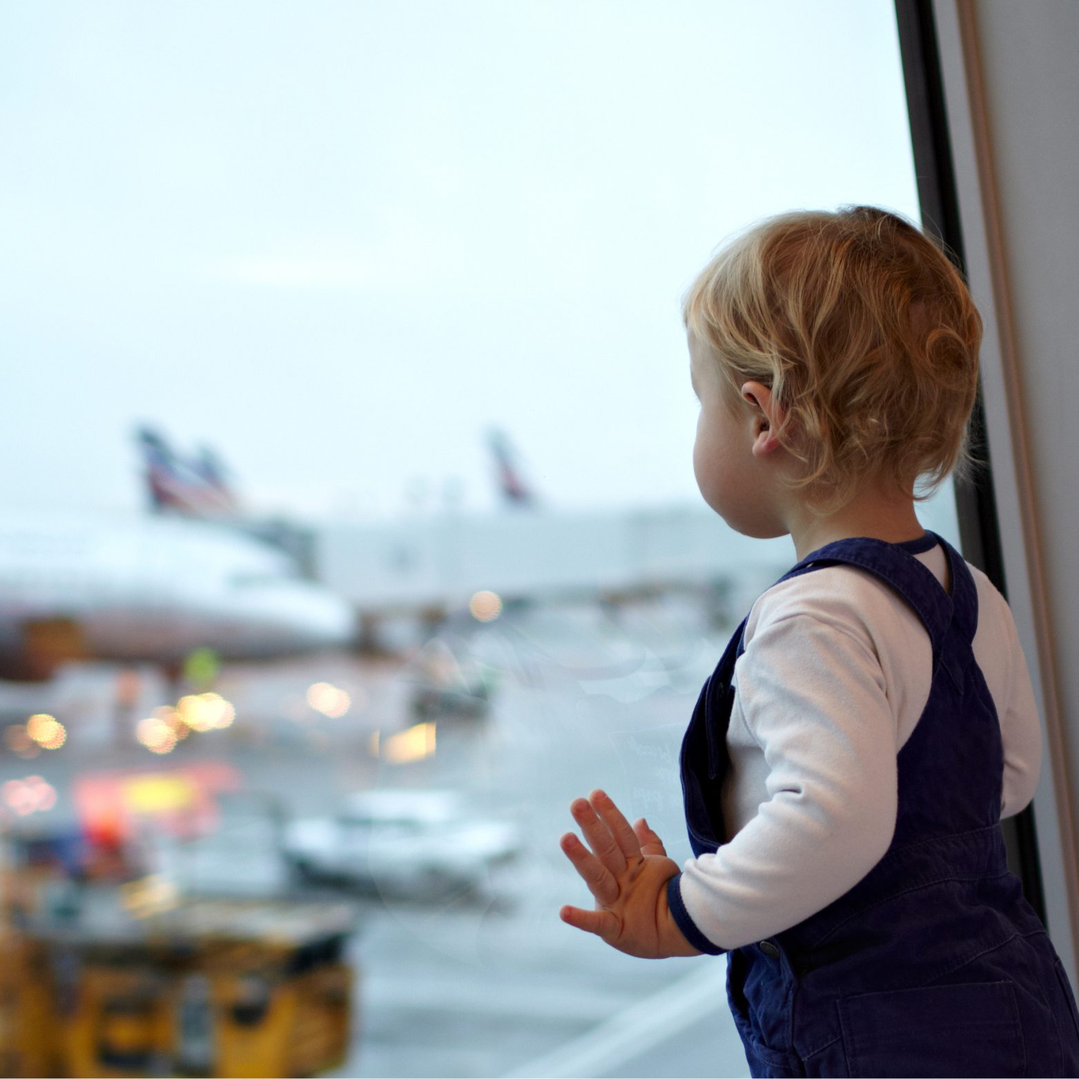 Baby ist ruhig unterwergs weil die Milch am Flughafen warm ist